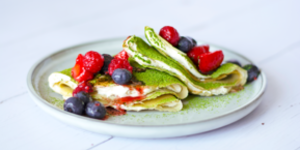 Clătite cu matcha, frișcă de vanilie și fructe de pădure la Blender & Soup Maker HB150