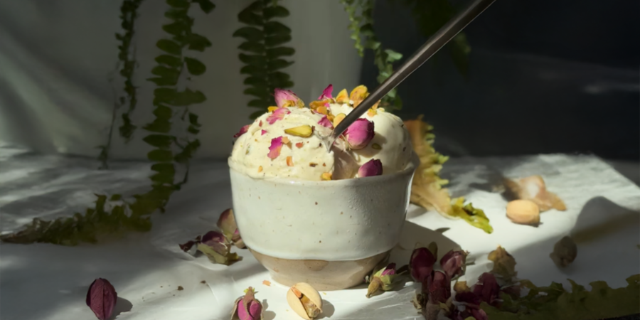 Înghețată cu apă de trandafiri și fistic și un strop de matcha la CREAMi Deluxe by Liana Mincioaga